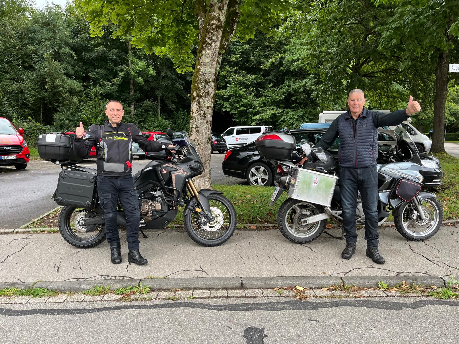 Zwei Personen eine Links und eine Rechts, hierbei werden Ihre beiden Motorräder ebenfalls abgebildet.